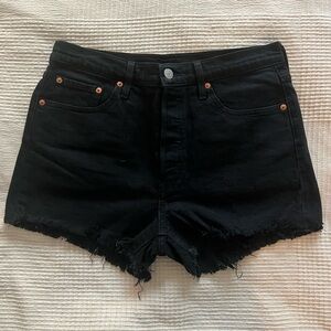 Black Levi’s jean shorts 🖤